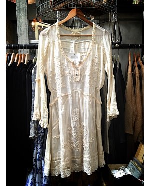 Gado Gado | Long-sleeved embroidered cotton lace tunic / blouse